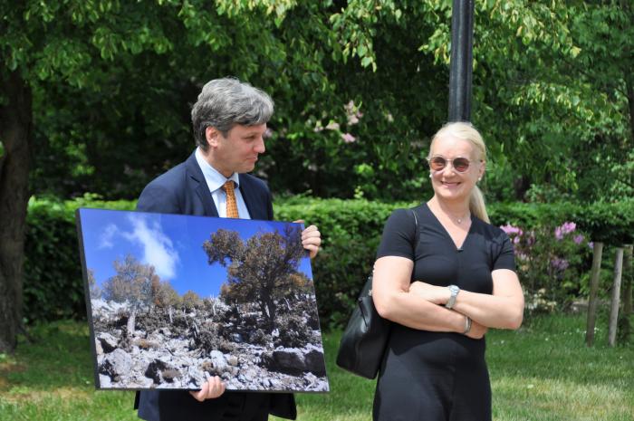 Prof. Dariusz Gwiazdowicz (initiator of the exhibition) with Evelyne Kozlowski Prof. Dariusz Gwiazdowicz (initiator of the exhibition) with Evelyne Kozlowski